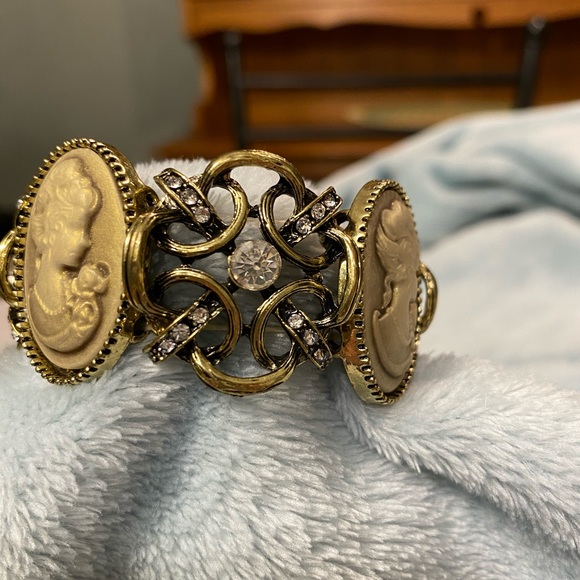 Vintage  costume cameo stretch cuff brac… - Picture 2 of 8